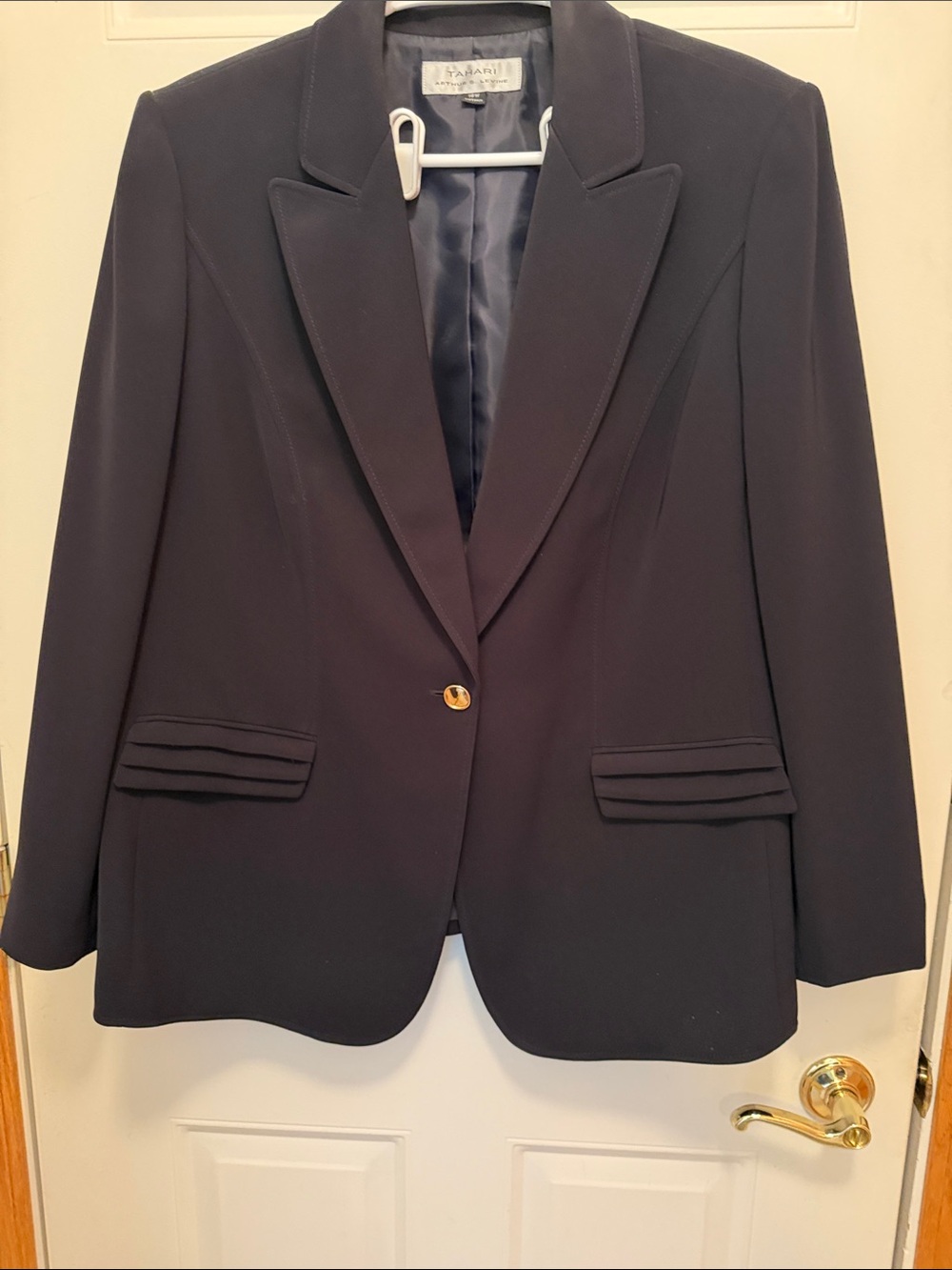 Tahari Women’s Black Two-Piece Pant Suit. 18W - Picture 3 of 9